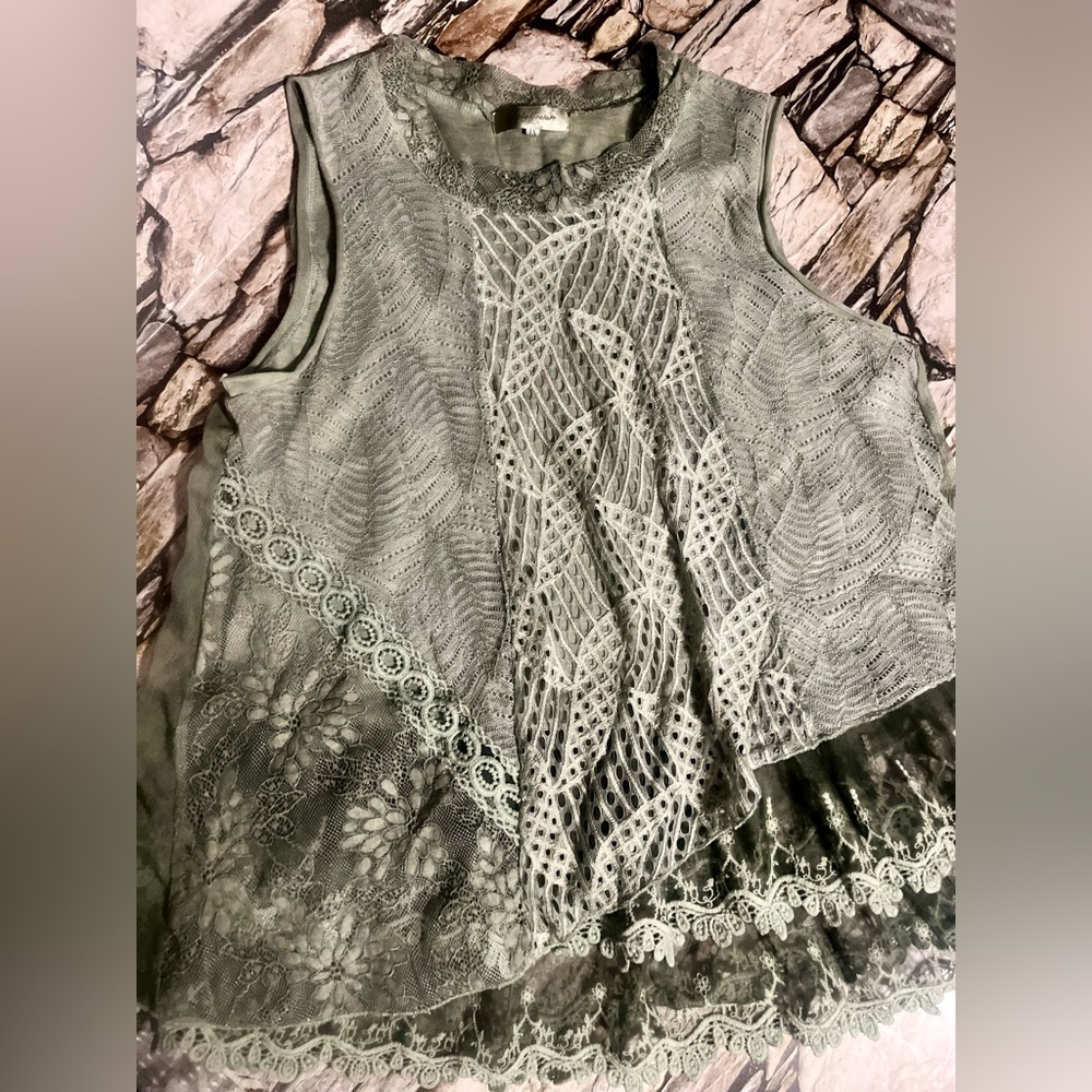 Women’s 1X couture, layered shirt